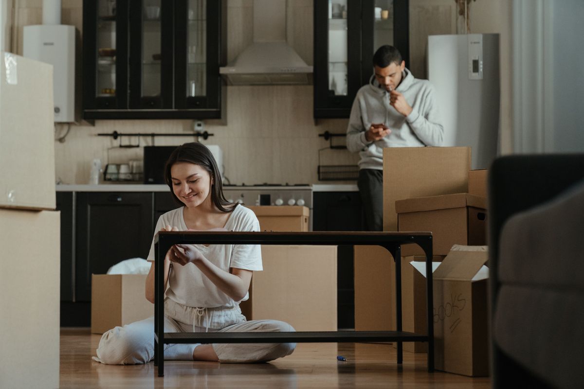 Equipo retirando muebles de un piso