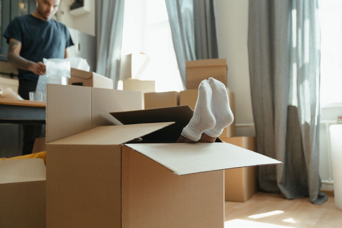 Cajas de mudanza en un piso